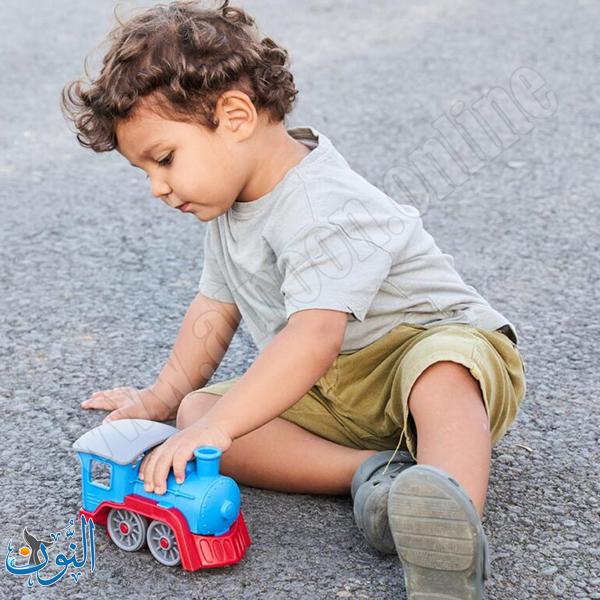 قطار بلاستيكي مع دمية قبطان