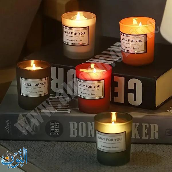 شمع معطّر في كأس زجاجي